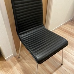 取引中　キレイめブラックチェア★