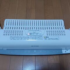 アイリスオーヤマ ラミネーター A3/A4対応 ~150μm対応 ウォームアップ時間6分 温度調節機能付き ホワイト/グレー LTA32Wの画像