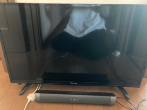32インチ液晶テレビとスピーカー