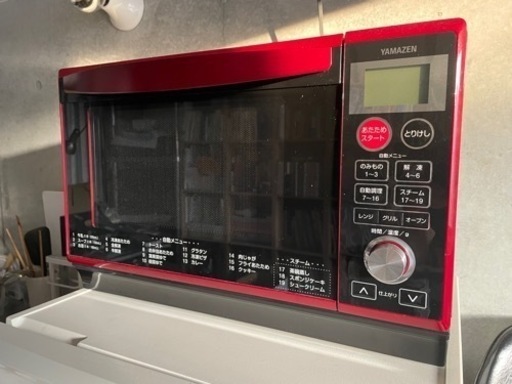 スタイリッシュな赤い、高機能電子レンジ