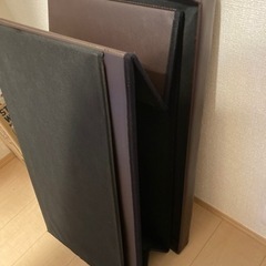 収納できるスツールの画像