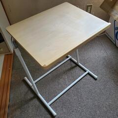 角度が変えられるテーブル