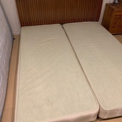 大塚家具で買ったクイーンサイズベッドフレームの画像