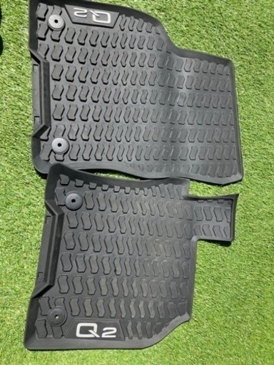 【アウディQ2】純正フロアマットほか