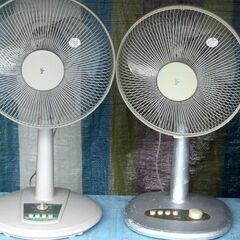 （取引中）●30cmリビング扇 2台セット、ワンコイン！●