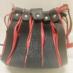JRA認定品 シャークレザー 巾着 ショルダーバッグ 黒×赤の画像