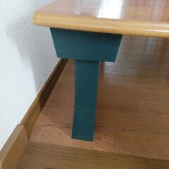 古いけどがっしりしたテーブルですの画像