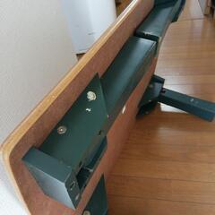 古いけどがっしりしたテーブルですの画像