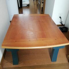 古いけどがっしりしたテーブルです