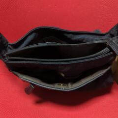 ブラックショルダーバッグの画像