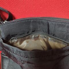 ブラックショルダーバッグの画像