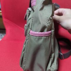 カーキ×ピンク　ショルダーバックの画像
