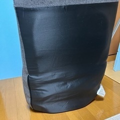 お話し中！ニトリ　座椅子　シミ汚れあり　一年半ほど使用の画像