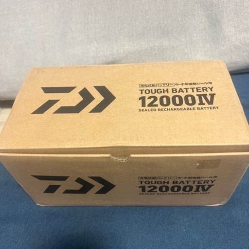 電動リールバッテリーと付属品付き。