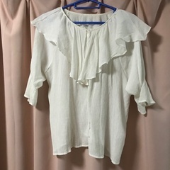 ラッフルブラウス　