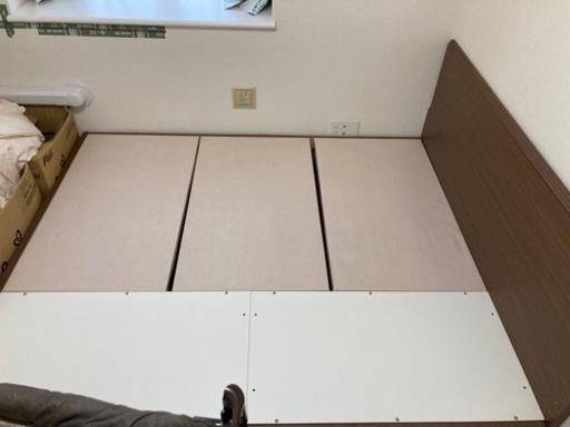 シンプルなクイーン〜キングのベットフレーム・収納付