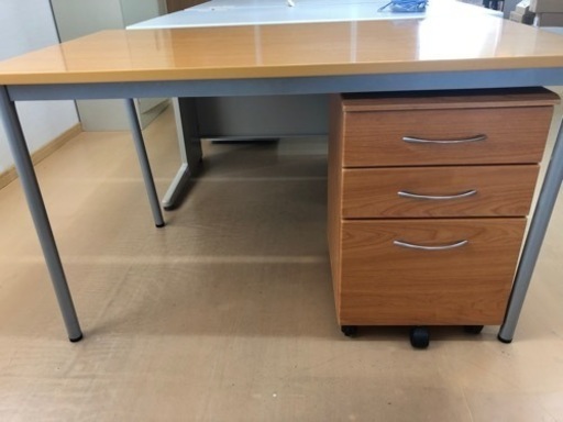 木製デザインの事務用デスク＋椅子