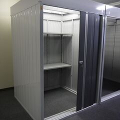 【ヤ取終了10/18】≪T261ジ-⑥≫ 屋内用 中型物置 幅1370x奥行1370 3枚引戸 イナバ物置フォルタシリーズ? レンタル倉庫 室内使用/分解保管 現状品の画像