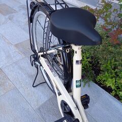 ☆新品同様☆パンクしない自転車　26型　CHACLE　クリーム白色　６段変速の画像