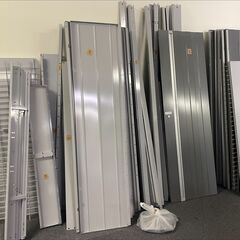 【ヤ取終了1/18】≪T263ジ-⑧≫ 屋内用 中型物置 連続型 幅1530+幅1530 奥行1370 2室タイプ イナバ物置? レンタル倉庫 室内使用/分解保管 現状品の画像