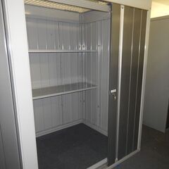 【ヤ取終了1/18】≪T263ジ-⑧≫ 屋内用 中型物置 連続型 幅1530+幅1530 奥行1370 2室タイプ イナバ物置? レンタル倉庫 室内使用/分解保管 現状品の画像