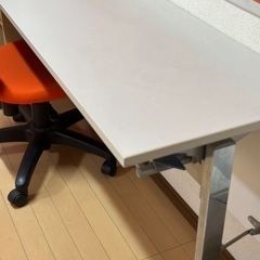 パソコンデスク。
