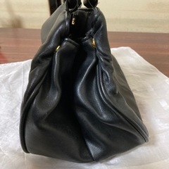 黒のハンドバッグ（多ポケット）の画像