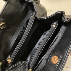 黒のハンドバッグ（多ポケット）の画像