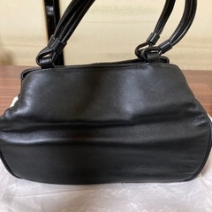 黒のハンドバッグ（多ポケット）の画像