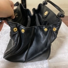 黒のハンドバッグ（多ポケット）の画像