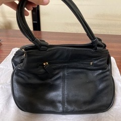 黒のハンドバッグ（多ポケット）