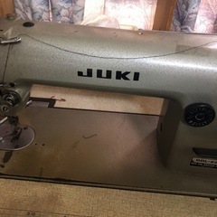 またまた値下げしました。大幅に値下げしました。母が内職で使っていた、JUKIの工業用ミシンの画像