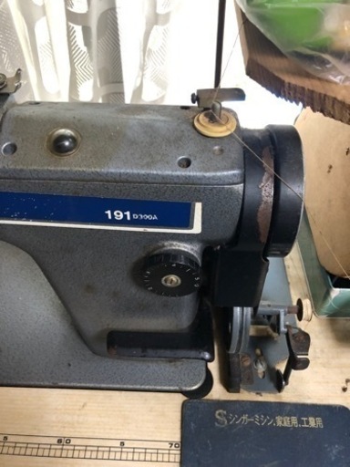 またまた値下げしました。大幅値下げしました。母が内職で使っていた、古い工業用シンガーミシンです。?