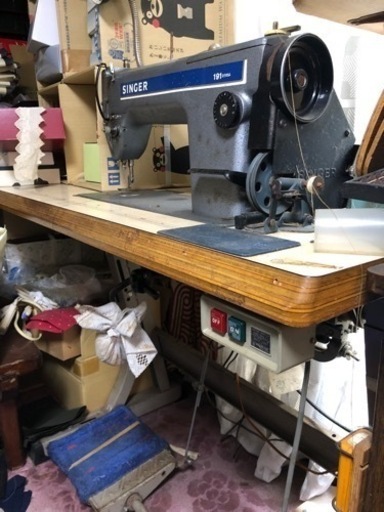 またまた値下げしました。大幅値下げしました。母が内職で使っていた、古い工業用シンガーミシンです。?