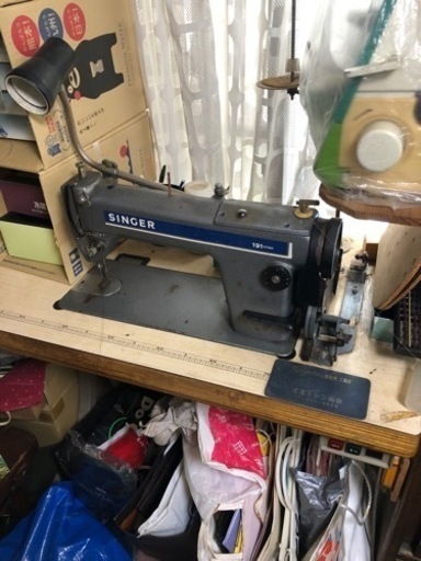 またまた値下げしました。大幅値下げしました。母が内職で使っていた、古い工業用シンガーミシンです。?
