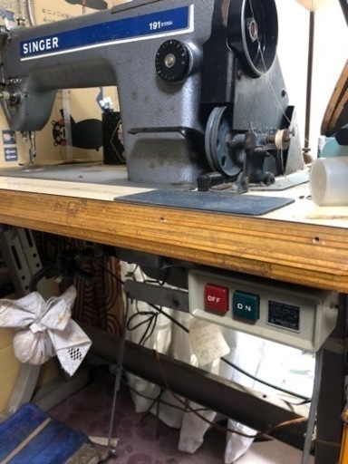またまた値下げしました。大幅値下げしました。母が内職で使っていた、古い工業用シンガーミシンです。?