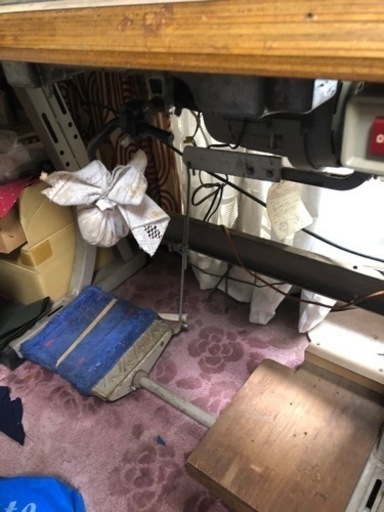またまた値下げしました。大幅値下げしました。母が内職で使っていた、古い工業用シンガーミシンです。?
