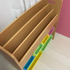 本やおもちゃ入れ　棚の画像
