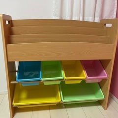 本やおもちゃ入れ　棚