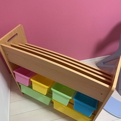 本やおもちゃ入れ　棚の画像
