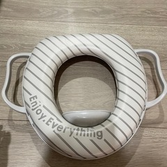 3coins キッズ補助便座　取手付きソフト便座