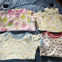 赤ちゃん用服とよだれ掛けの画像