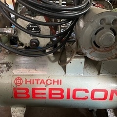 日立 ベビコン エアーコンプレッサー 0.4U-7T 中古 タン...