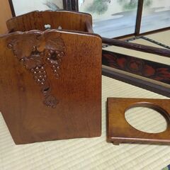 和室に木彫りゴミ入れ葡萄園。（新中古）