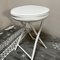 美品　折りたたみイス　丸イス　ホワイト