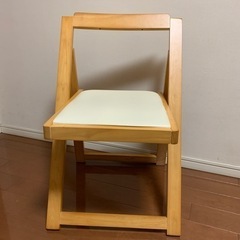 折りたたみ椅子の画像