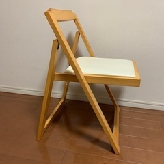 折りたたみ椅子の画像