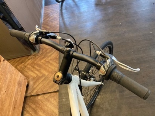 【momentum 前後タイヤ・チューブ新品！】3×6速　700×28cクロスバイク　ホワイト