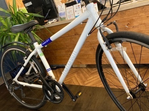 【momentum 前後タイヤ・チューブ新品！】3×6速　700×28cクロスバイク　ホワイト