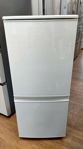 リサイクルショップどりーむ天保山店　No8588　お買い得品♪　シャープ　ノンフロン冷蔵庫　2017年製　全体容量137L　SJ-D14C-W　冷蔵扉が左右の付け替え可能！！！